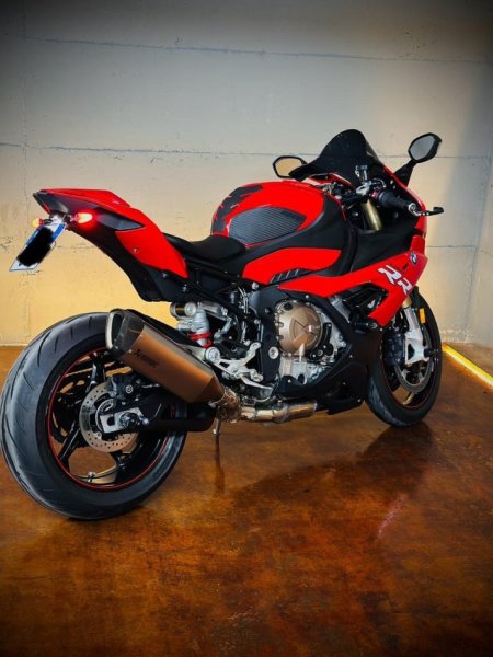 Tirane, shitet motor sportiv BMW , e kuqe 10.000 km 17.500 €