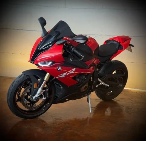 Tirane, shitet motor sportiv BMW , e kuqe 10.000 km 17.500 €