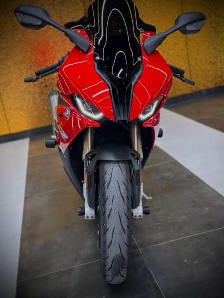 Tirane, shitet motor sportiv BMW , e kuqe 10.000 km 17.500 €