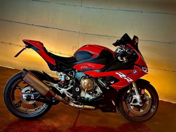 Tirane, shitet motor sportiv BMW , e kuqe 10.000 km 17.500 €