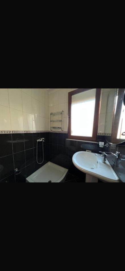 Tirane, jepet me qera apartament 2+1 Kati 5, 117 m² 600 € 