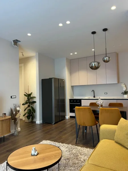 Tirane, jepet me qera apartament 2+1+Ballkon Kati 8, 95 m² 1.100 € (Komuna Parisit)