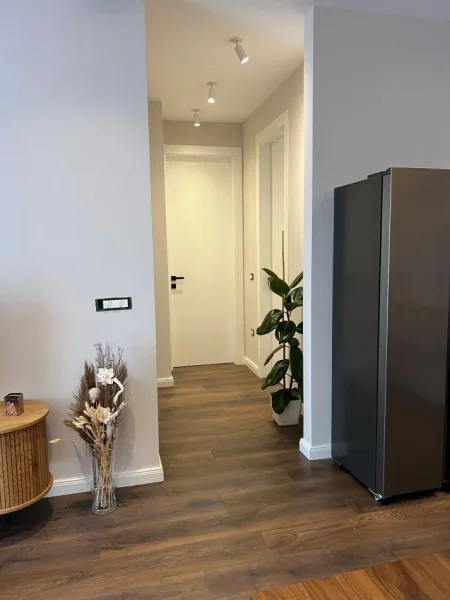 Tirane, jepet me qera apartament 2+1+Ballkon Kati 8, 95 m² 1.100 € (Komuna Parisit)