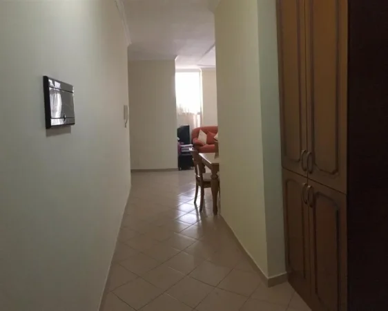 KERKOJ 2 VAJZA PER NDARJE QERAJE TE KOMUNA PARISIT 2+1 175 EURO NE MUAJ SECILA