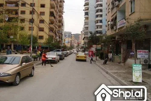 KERKOJ 2 GOCA PER NDARJE QERAJE 2+1 175 EURO TE KOMUNA PARISIT LULISHTJA