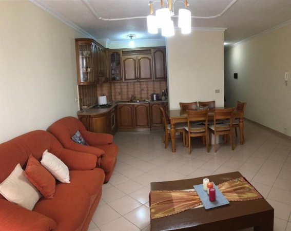 KERKOJ 2 GOCA PER NDARJE QERAJE 2+1 175 EURO TE KOMUNA PARISIT LULISHTJA