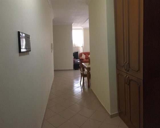 KERKOJ 2 GOCA PER NDARJE QERAJE 2+1 175 EURO TE KOMUNA PARISIT LULISHTJA