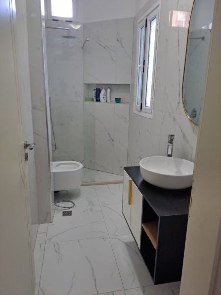 Vlore, jepet me qera apartament 1+1 Kati 2, 82 m² 600 € (Lungomare)