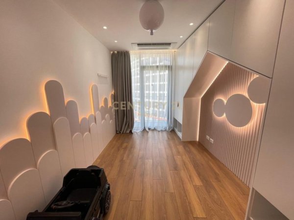 Tirane, jepet me qera apartament 2+1+Aneks+Ballkon Kati 5, 103 m² 1.900 € (Lake View)