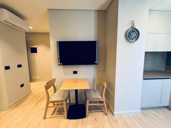 Tirane, jepet me qera apartament 3+1 Kati 2, 128 m² 1.900 € (Sheshi Skenderbej)