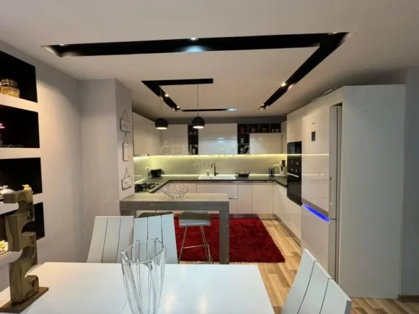 Tirane, jepet me qera apartament 2+1+Ballkon Kati 2, 100 m² 1.000 € (Mine Peza)
