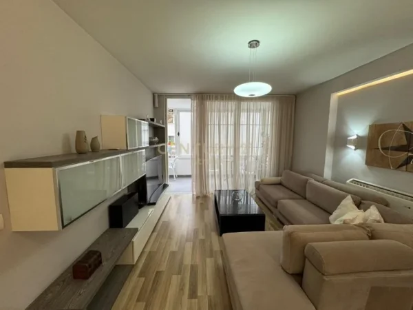 Tirane, jepet me qera apartament 2+1+Ballkon Kati 2, 100 m² 1.000 € (Mine Peza)