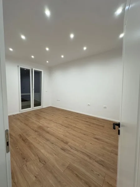 Tirane, shitet apartament 2+1+Ballkon Kati 4, 73 m² 168.001 € (Midis Rruges se Durresit dhe Komisariatit nr 3)
