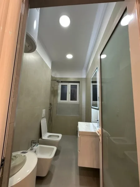 Tirane, shitet apartament 2+1+Ballkon Kati 4, 73 m² 168.001 € (Midis Rruges se Durresit dhe Komisariatit nr 3)