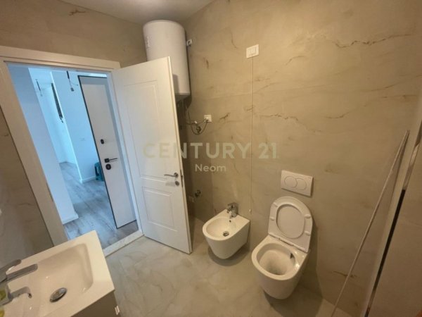 Tirane, jepet me qera ambjent biznesi Kati 2, 70 m² 1.200 € (Neom126260)