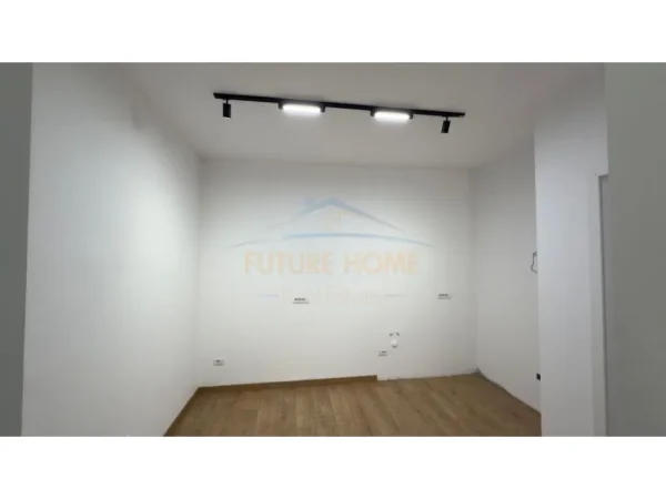 Tirane, jepet me qera apartament 2+1 Kati 1, 96 m² 700 € 