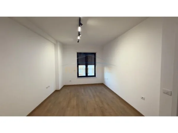 Tirane, jepet me qera apartament 2+1 Kati 1, 96 m² 700 € 
