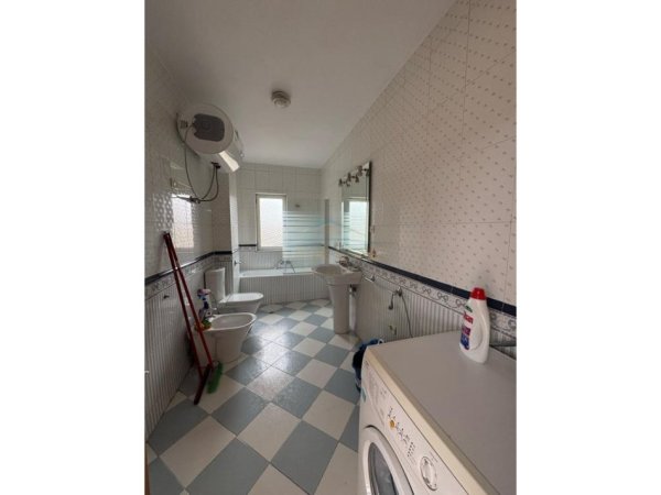 Tirane, jepet me qera apartament+verande | Penthouse 3+1 Kati 11, 252 m² 2.000 € 