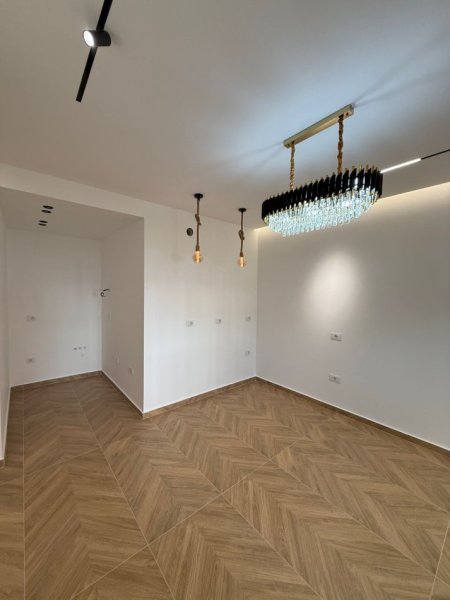 Tirane, jepet me qera ambjent biznesi Kati 2, 131 m² 1.500 €  Kompleksi Oazis, Astir