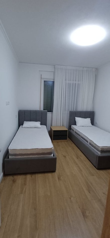 Tirane, jepet me qera apartament 3+1+Ballkon Kati 3, 150 m² 850 € (Astir)