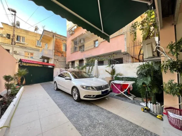 Tirane, shitet shtepi 2+1 Kati 1, 185 m² 265.000 € (Vasil Shanto)