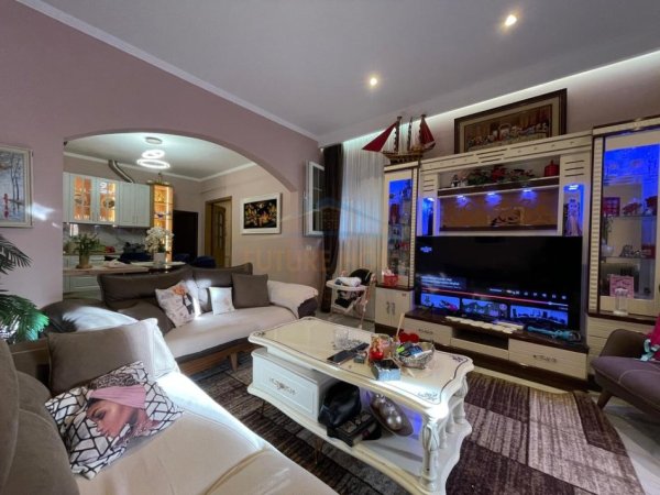 Tirane, shitet shtepi 2+1 Kati 1, 185 m² 265.000 € (Vasil Shanto)