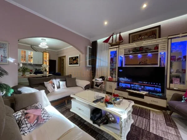 Tirane, shitet shtepi 2+1 Kati 1, 185 m² 265.000 € (Vasil Shanto)