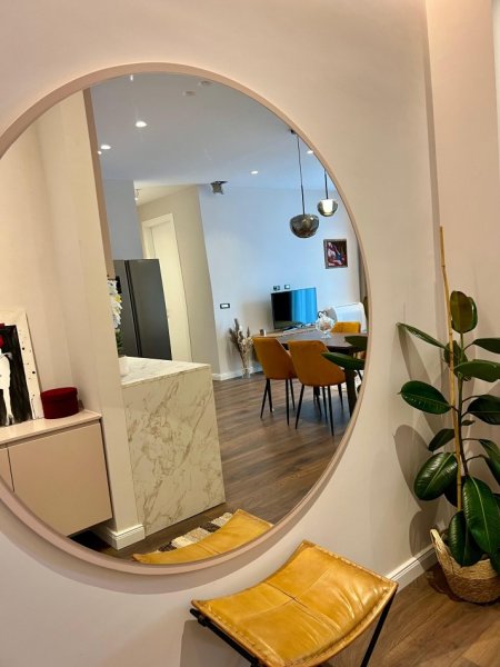 Tirane, jepet me qera apartament 2+1+Ballkon Kati 9, 95 m² 1.100 € (Komuna Parisit)