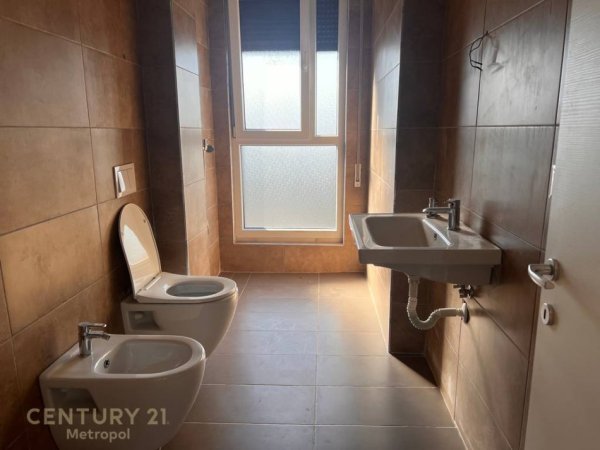 Tirane, jepet me qera ambjent biznesi Kati 8, 72 m² 500 € (Don Bosko)