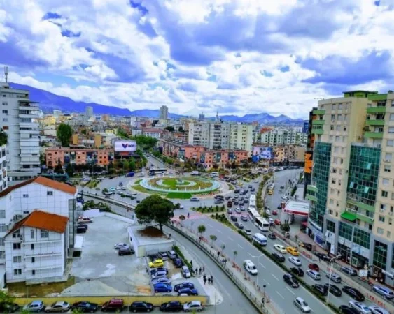 Tirane, jepet me qera zyre Kati 0, 20 m² 400 € (don bosko)