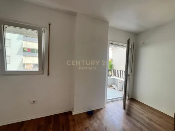 Tirane, jepet me qera ambjent biznesi Kati 3, 68 m² 600 € (Pazari i Ri)