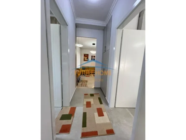 Tirane, jepet me qera apartament 2+1 Qender,1100 Euro.