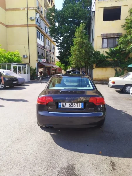 Tirane, shitet makine Audi A4 , e zeze 3.400 €