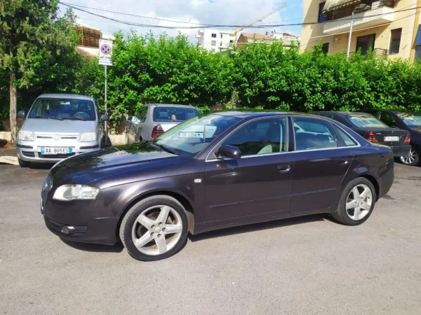 Tirane, shitet makine Audi A4 , e zeze 3.400 €