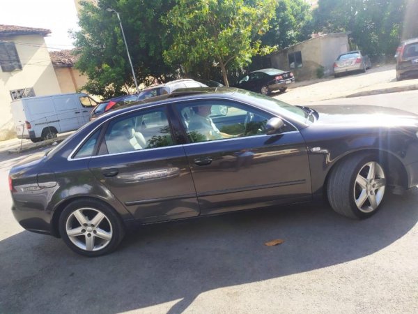 Tirane, shitet makine Audi A4 , e zeze 3.400 €