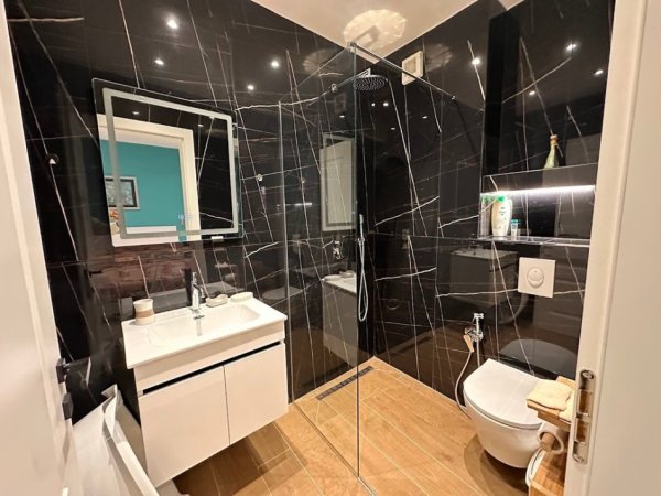 Tirane, jap me qera apartament 2+1 Kati 9, 105 m² 1.100 € (9 Kateshet)