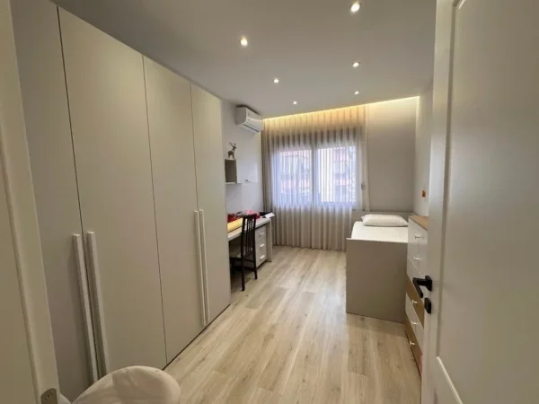 Tirane, jap me qera apartament 2+1 Kati 9, 105 m² 1.100 € (9 Kateshet)