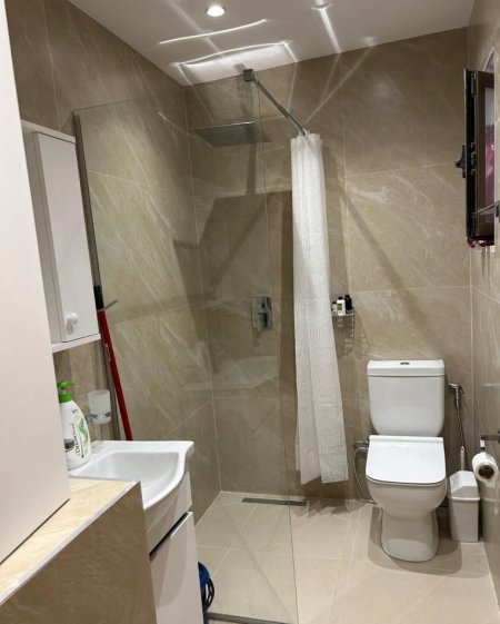 Tirane, jepet me qera apartament 2+1+Ballkon Kati 4, 60 m² 550 € (Bulevardi Bajram Curri)