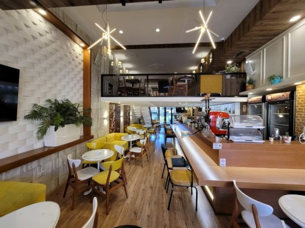 Tirane, shitet bar-resorant , 160 m² 