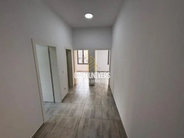 Tirane, jepet me qera ambjent biznesi Kati 2, 75 m² 500 € (Rruga e Dibrës, Pranë Medresesë Tirana, Albania)