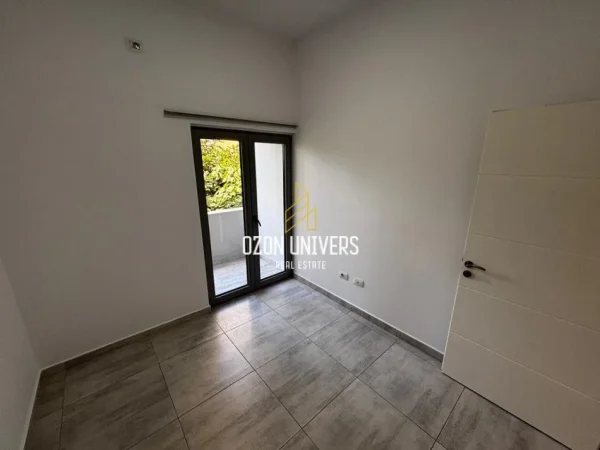 Tirane, jepet me qera ambjent biznesi Kati 2, 75 m² 500 € (Rruga e Dibrës, Pranë Medresesë Tirana, Albania)