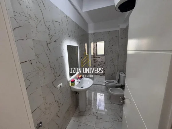 Tirane, jepet me qera ambjent biznesi Kati 2, 75 m² 500 € (Rruga e Dibrës, Pranë Medresesë Tirana, Albania)
