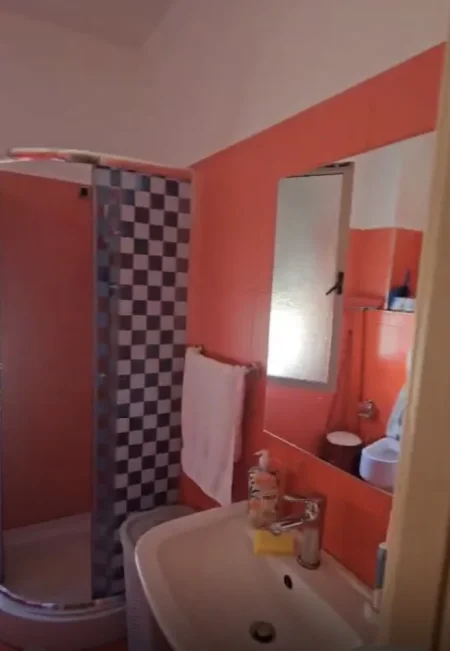 Tirane, jepet me qera apartament 2+1 Kati 3, 650 € (Rruga peti)