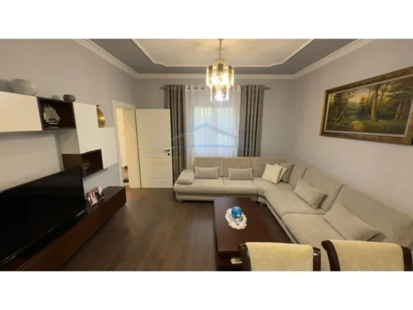 Tirane, shitet Vile 2 Katshe Kati 1, 180 m² 370.000 € 