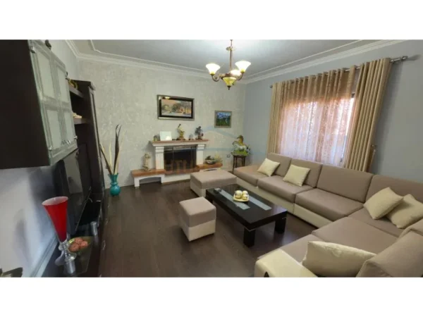 Tirane, shitet Vile 2 Katshe Kati 1, 180 m² 370.000 € 