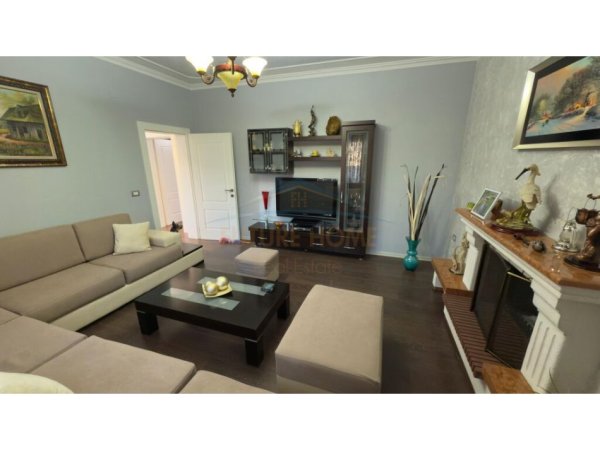 Tirane, shitet Vile 2 Katshe Kati 1, 180 m² 370.000 € 