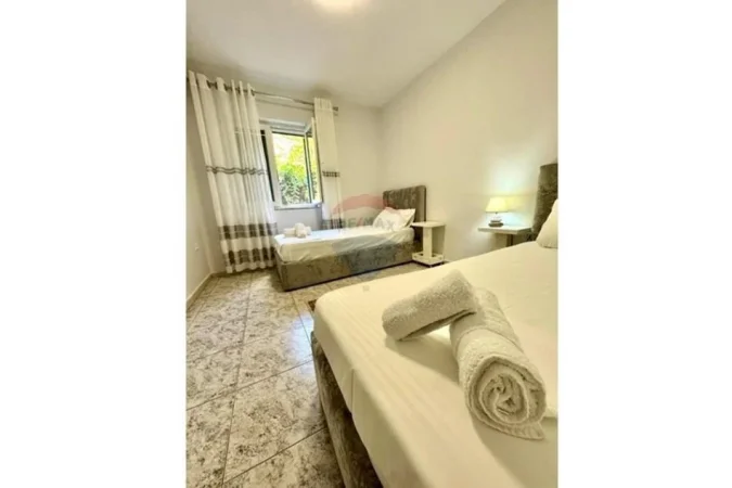 Tirane, jepet me qera apartament 2+1+Aneks+Ballkon Kati 1, 680 € 