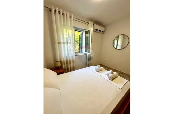 Tirane, jepet me qera apartament 2+1+Aneks+Ballkon Kati 1, 680 € 