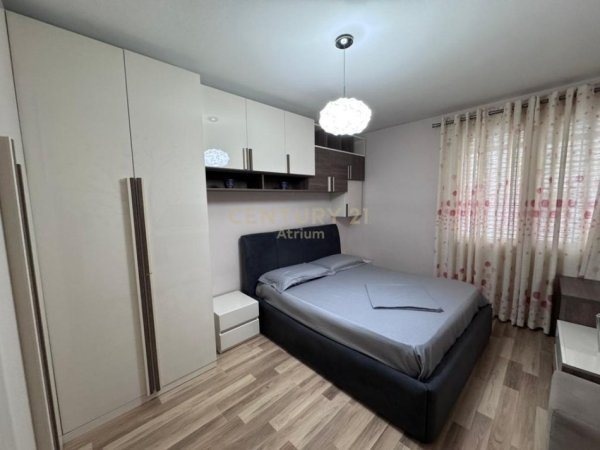 Tirane, jepet me qera apartament 2+1+Aneks+Ballkon Kati 2, 100 m² 1.000 € (Rr. Mine Peza)