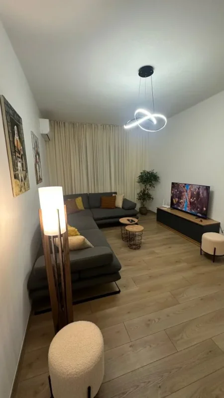 Tirane, jepet me qera apartament 2+1 Kati 2, 1 m² 850 € (Mine peza,Rruga e durresit)